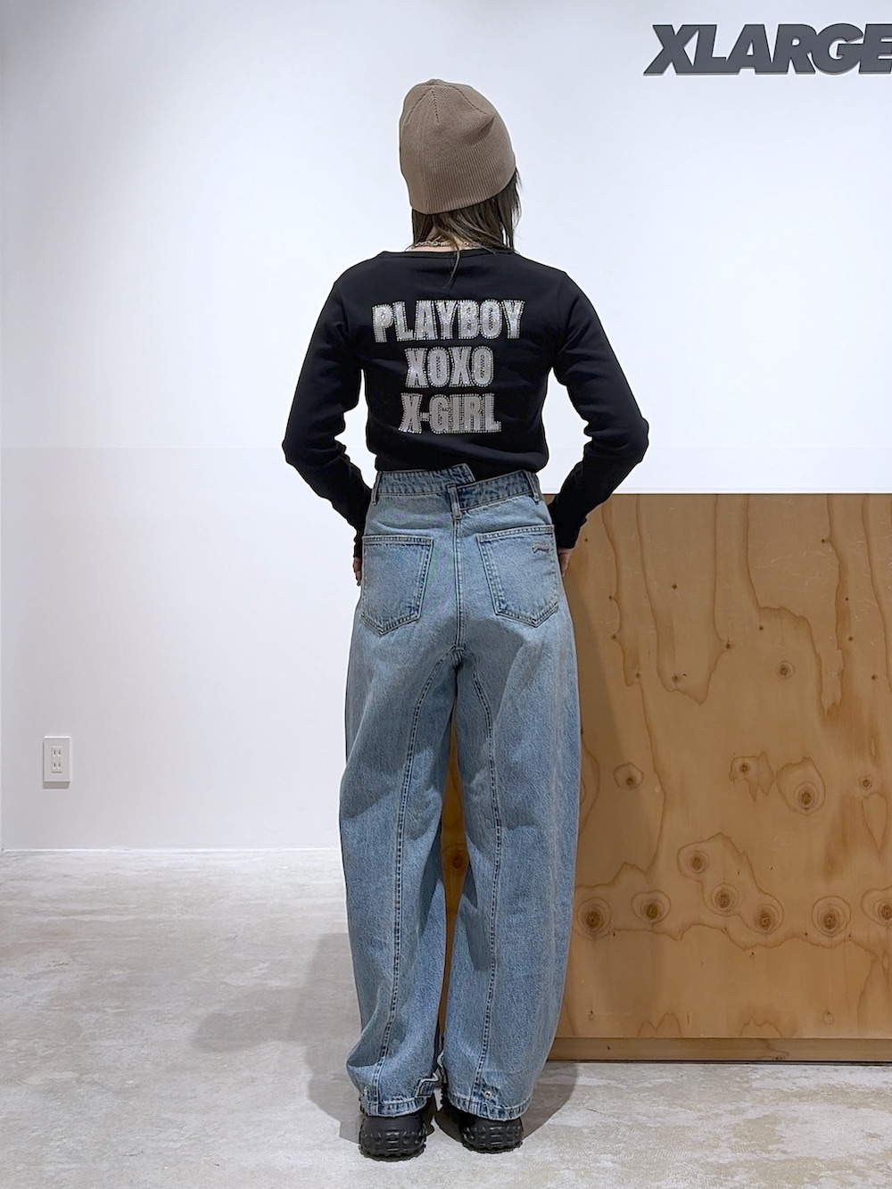 ブラック系のTシャツ/カットソー、ブラック系のブルゾン、ブルー系のデニムパンツを着用したレディースの冬コーディネートの4枚目の写真