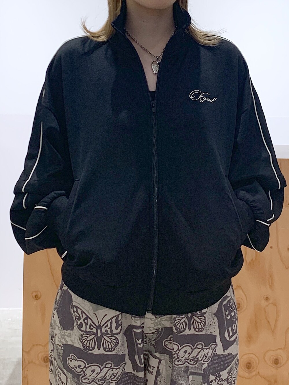 ブラック系のジャージ、その他のデニムパンツ、シルバー系のネックレスを着用したレディースの夏コーディネートの3枚目の写真