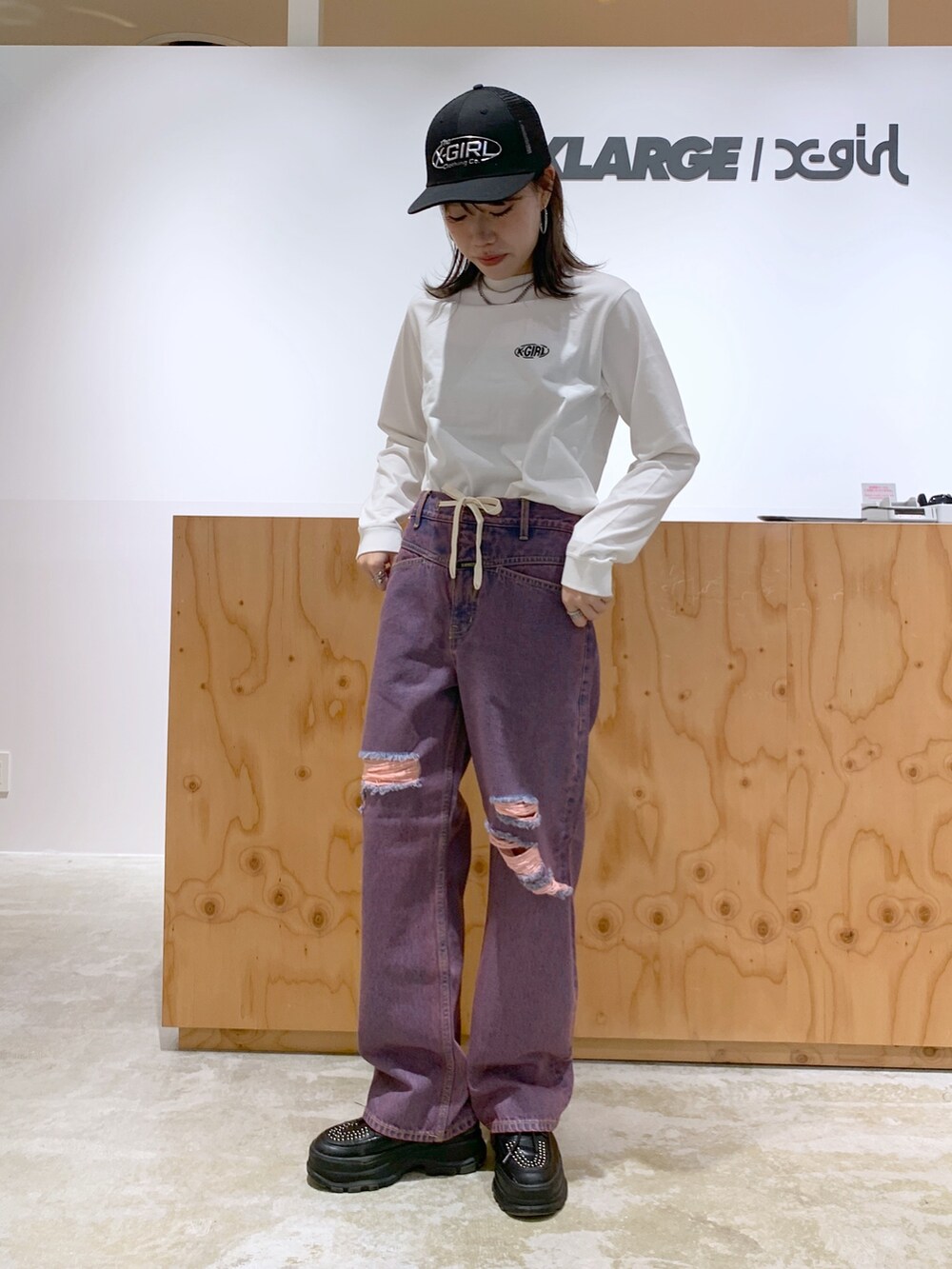 ホワイト系のTシャツ/カットソー、ブラック系のニット/セーター、ピンク系のデニムパンツを着用したレディースの夏コーディネートの3枚目の写真