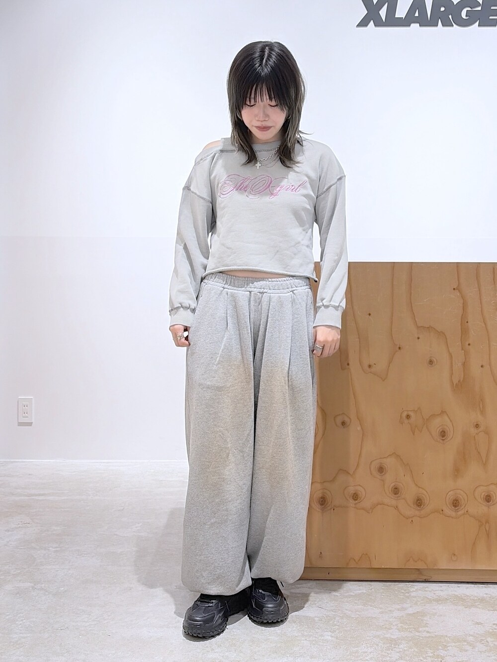 グレー系のスウェットパンツ、ブラック系のブルゾン、グレー系のスウェットを着用したレディースの冬コーディネートの2枚目の写真