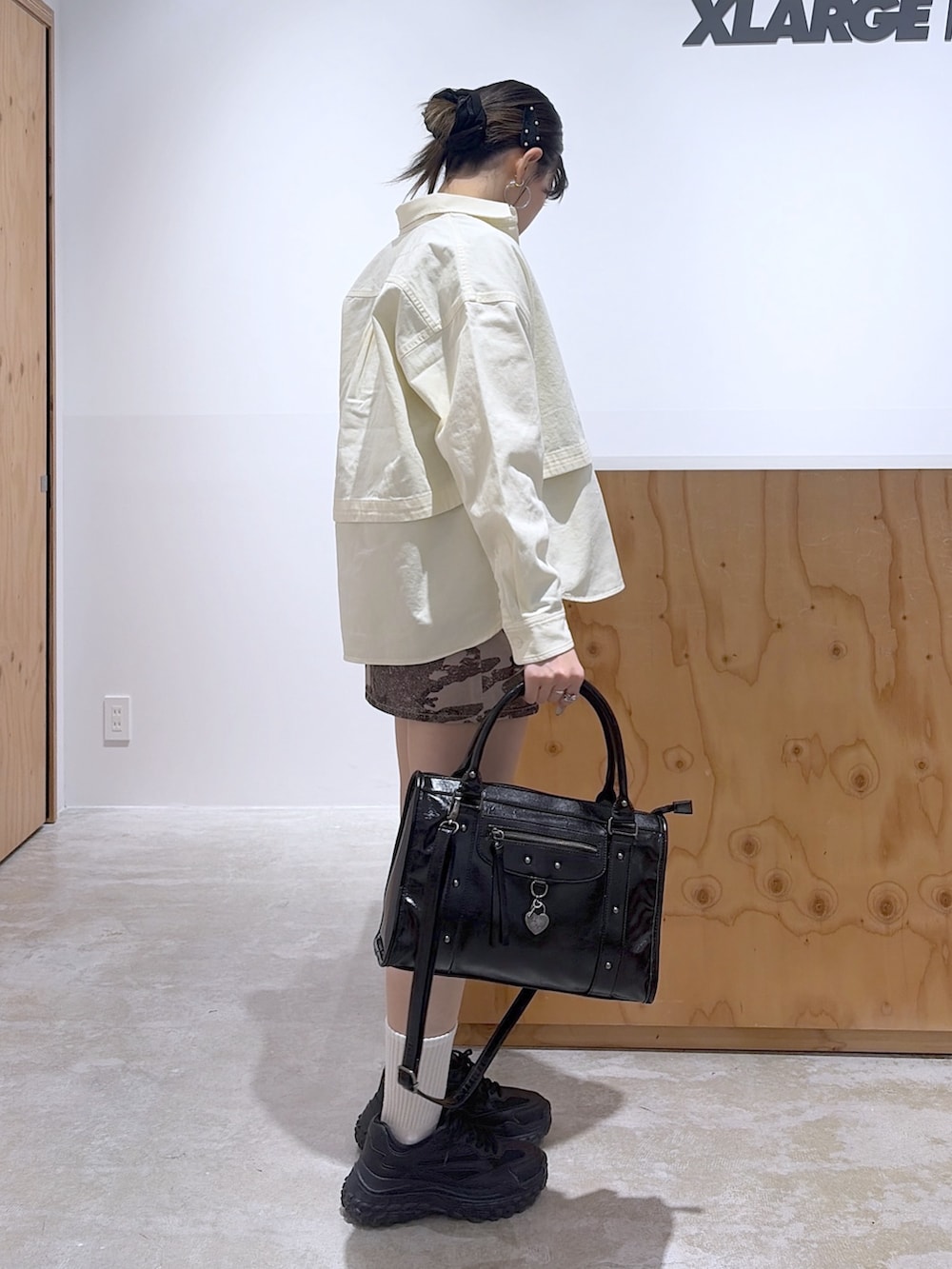 その他のスカート、ブラック系のショルダーバッグ、ホワイト系のシャツ/ブラウスを着用したレディースの冬コーディネートの2枚目の写真