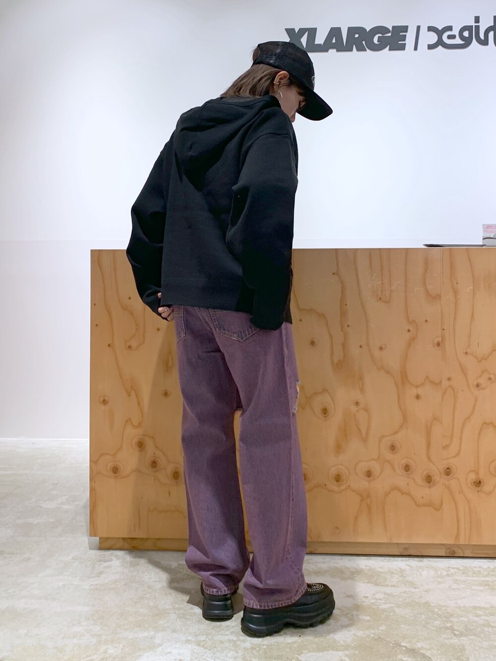 ホワイト系のTシャツ/カットソー、ブラック系のニット/セーター、ピンク系のデニムパンツを着用したレディースの夏コーディネートの2枚目の写真