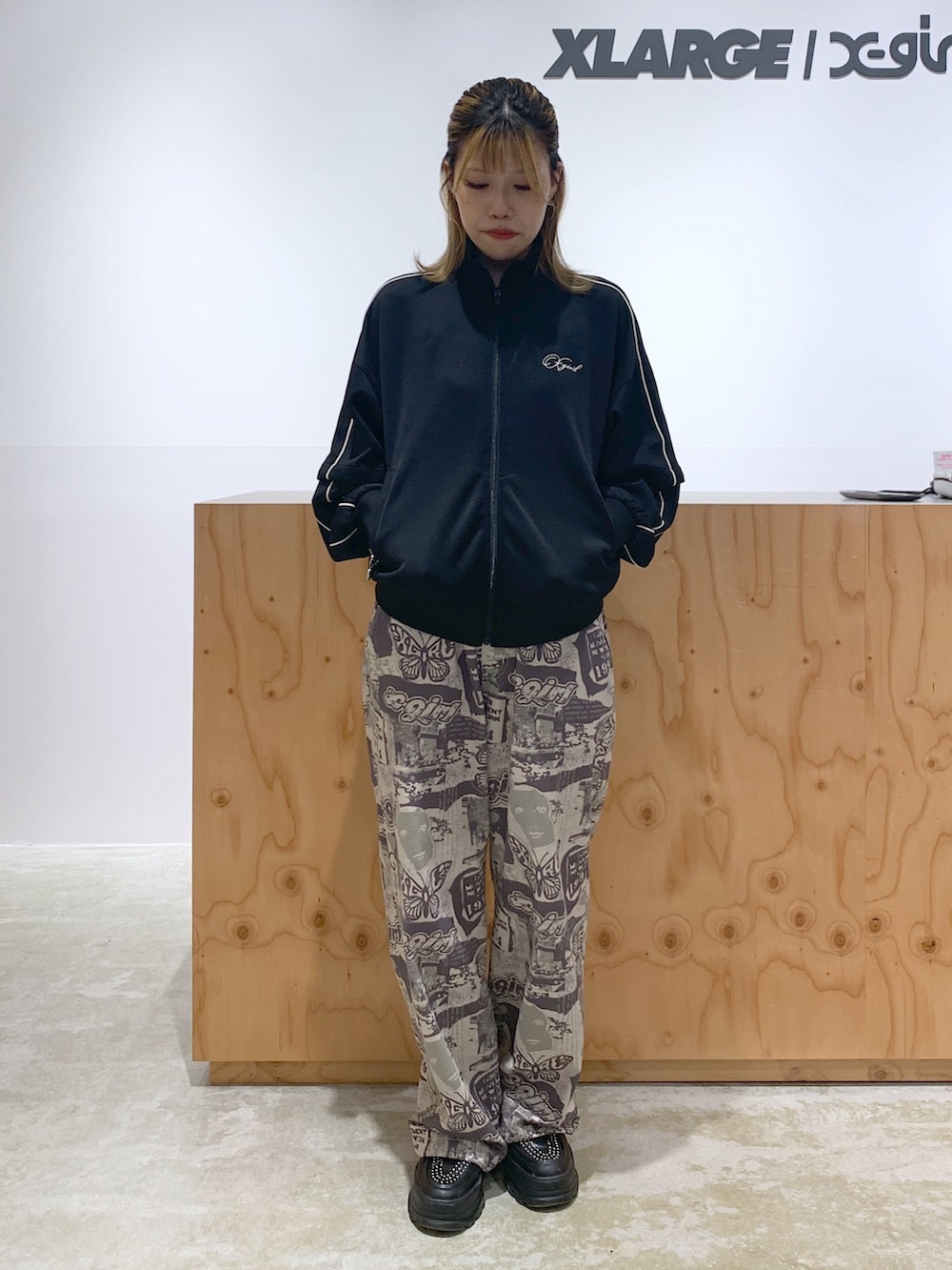 ブラック系のジャージ、その他のデニムパンツ、シルバー系のネックレスを着用したレディースの夏コーディネートの2枚目の写真