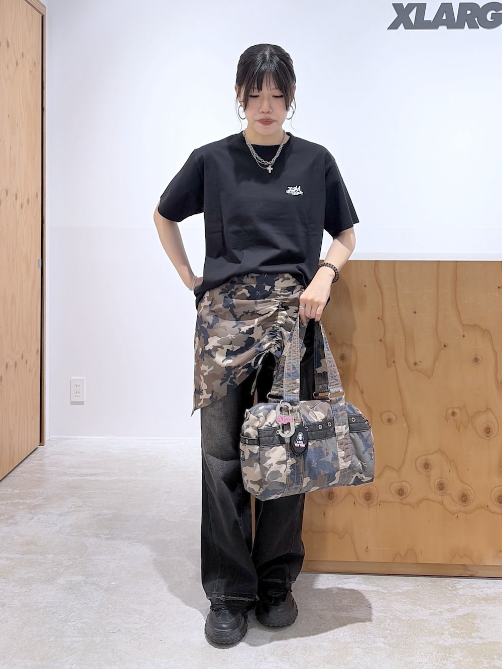 ブラック系のTシャツ/カットソー、ブラック系のデニムパンツ、その他のショルダーバッグを着用したレディースの夏コーディネートの2枚目の写真