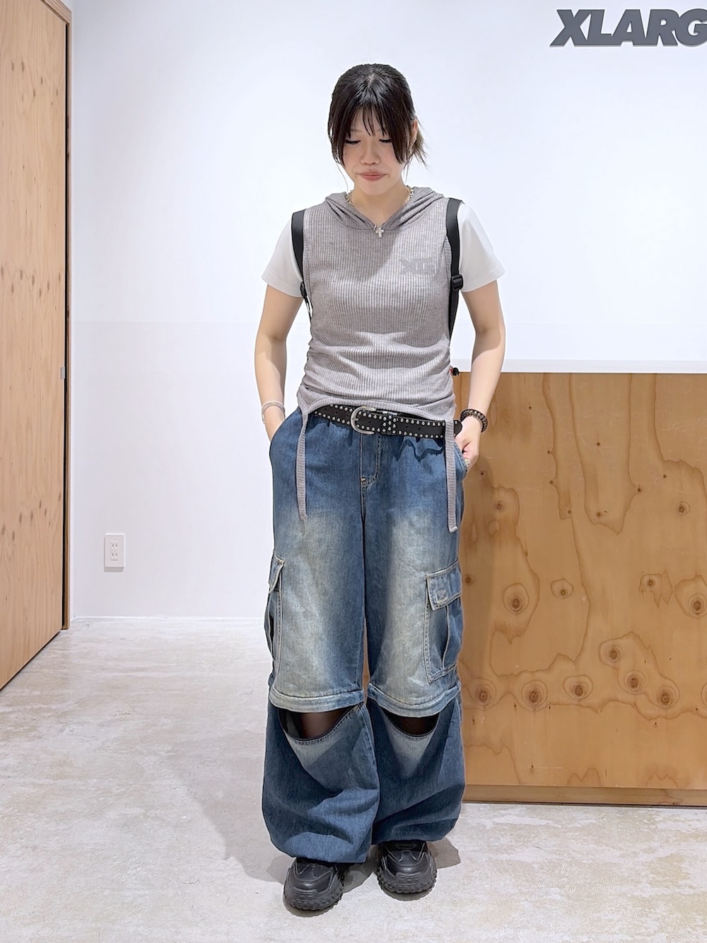 グレー系のタンクトップ、ホワイト系のTシャツ/カットソー、レッド系のバックパック/リュックを着用したレディースの夏コーディネートの2枚目の写真