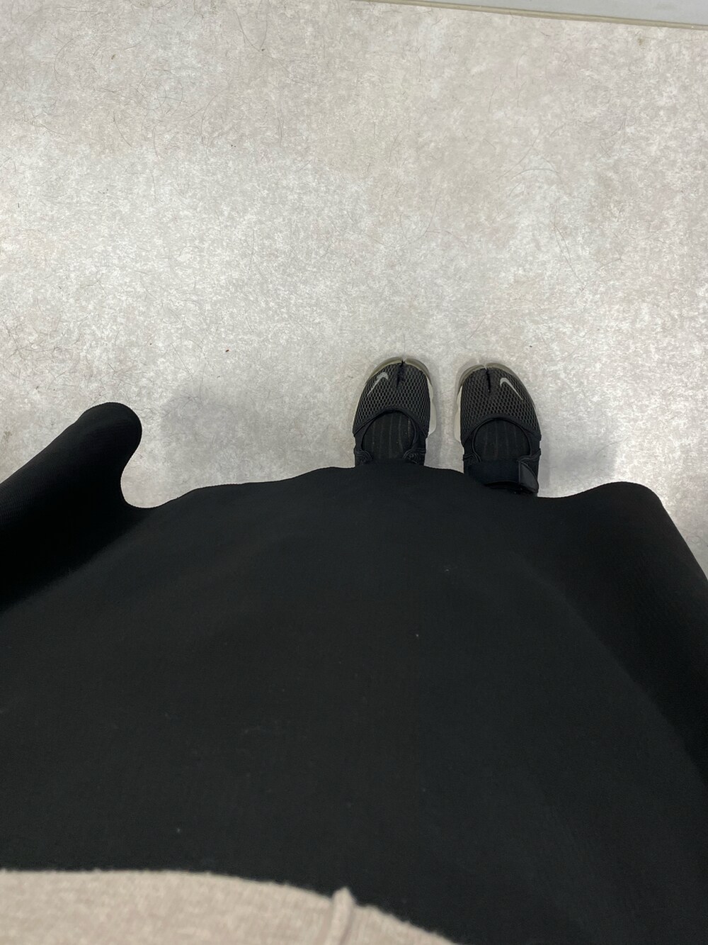 ブラック系のスニーカーを着用したレディースの春コーディネートの2枚目の写真