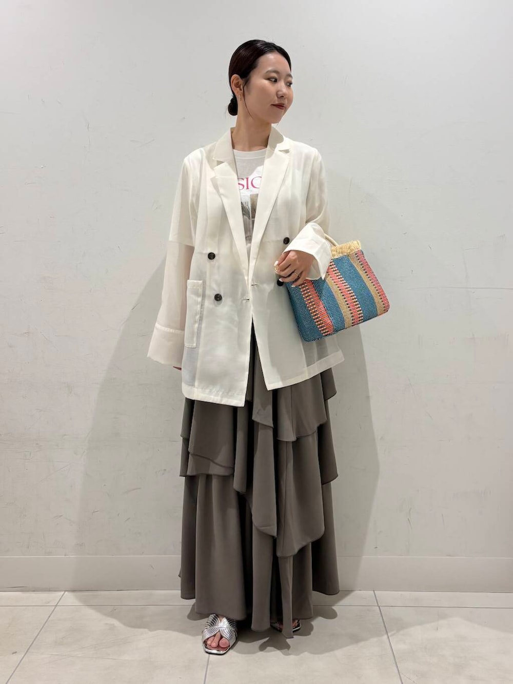 シルバー系のサンダル、ブラウン系のスカート、その他のTシャツ/カットソーを着用したレディースの春コーディネートの2枚目の写真