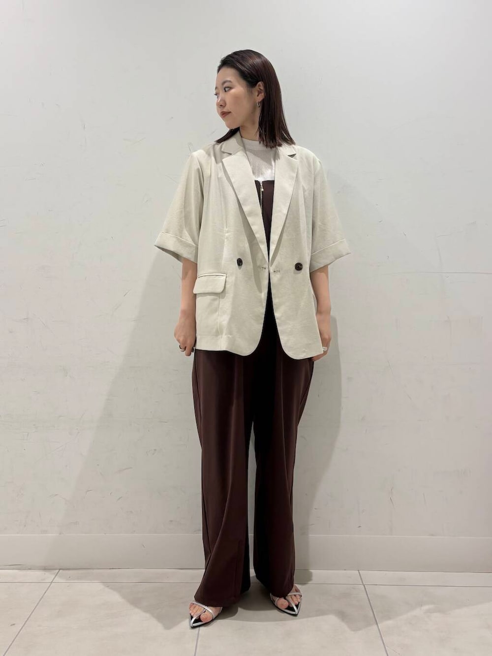 シルバー系のサンダル、ベージュ系のその他アウター、ホワイト系のニット/セーターを着用したレディースの春コーディネートの3枚目の写真