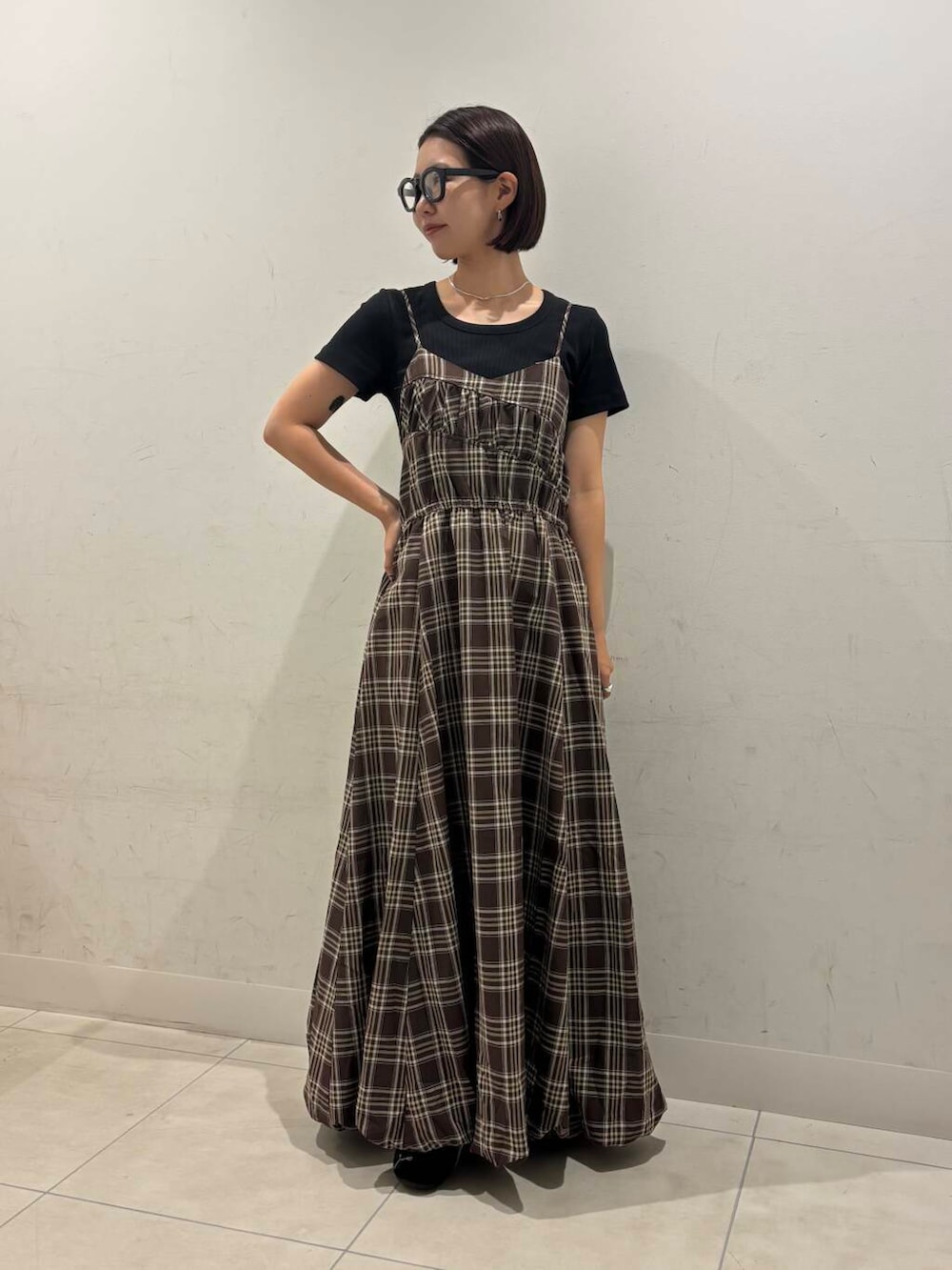 ブラック系のTシャツ/カットソー、ブラウン系のワンピース、ブラック系のメガネを着用したレディースの夏コーディネートの2枚目の写真