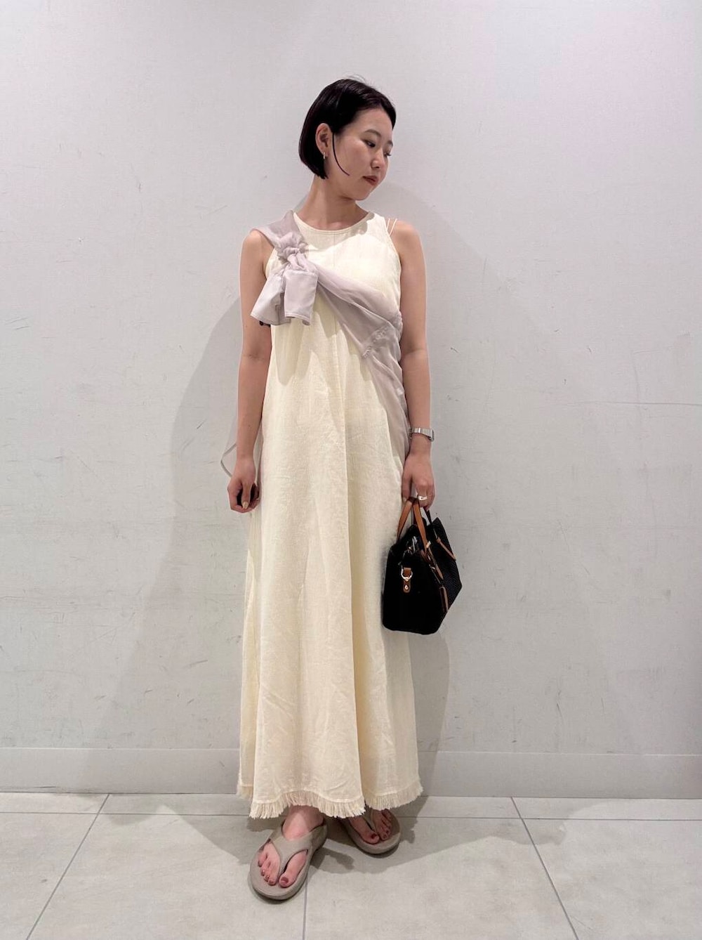 ホワイト系のキャミソール、ブラック系のトートバッグ、ピンク系のシャツ/ブラウスを着用したレディースの夏コーディネートの3枚目の写真