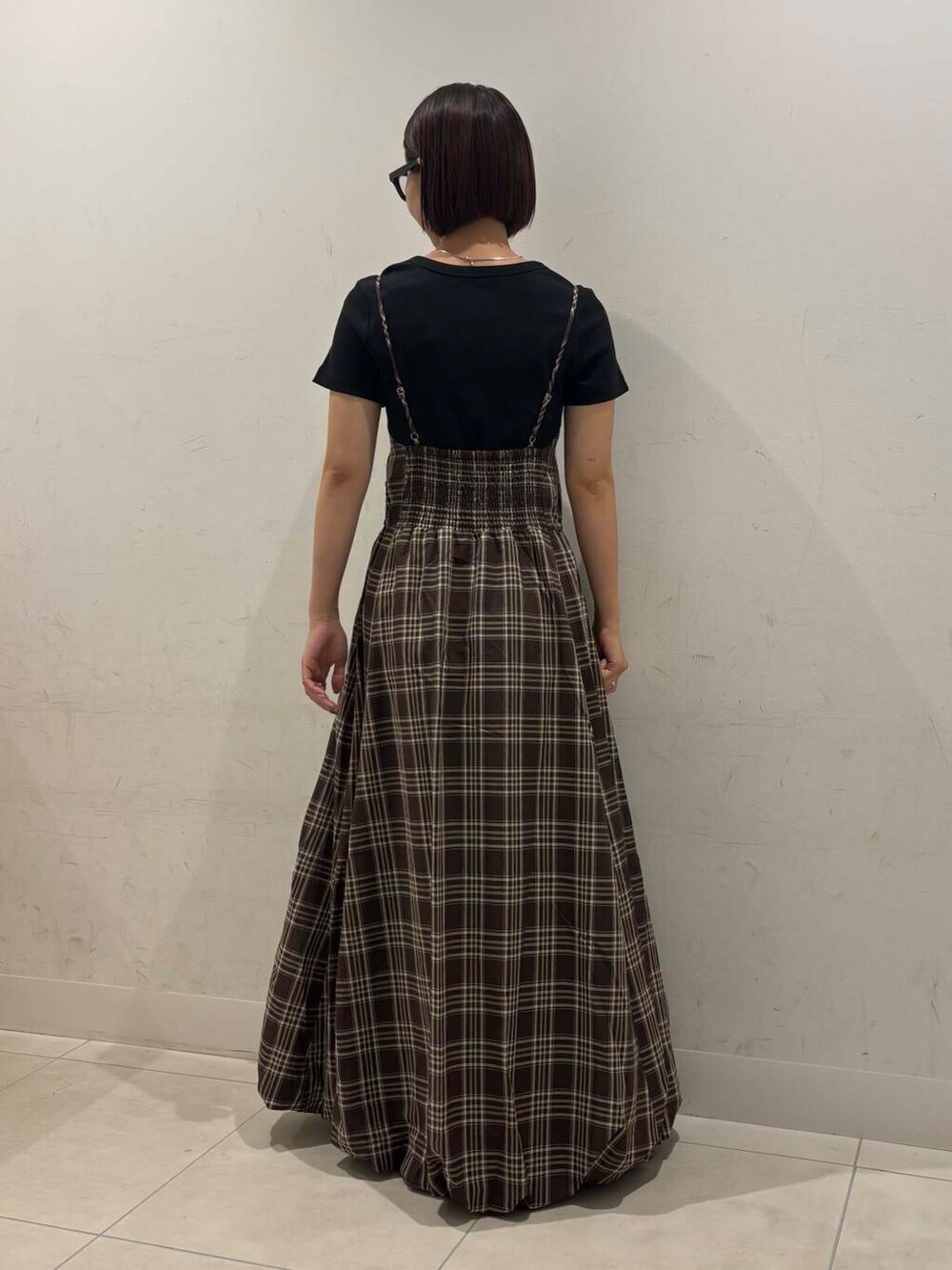 ブラック系のTシャツ/カットソー、ブラウン系のワンピース、ブラック系のメガネを着用したレディースの夏コーディネートの3枚目の写真