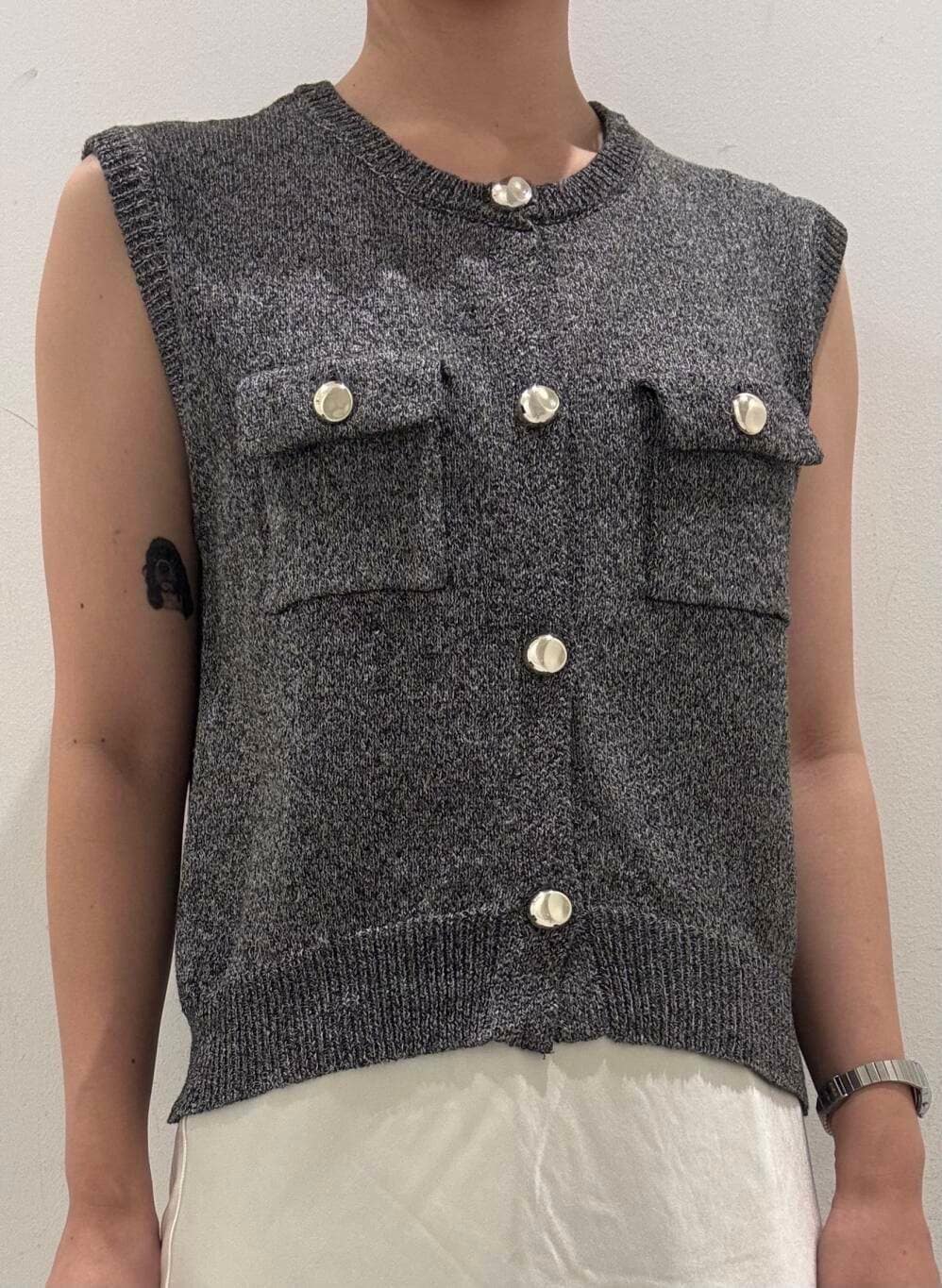 ホワイト系のスカート、ブラック系のトートバッグ、ブラック系のサンダルを着用したレディースの夏コーディネートの5枚目の写真