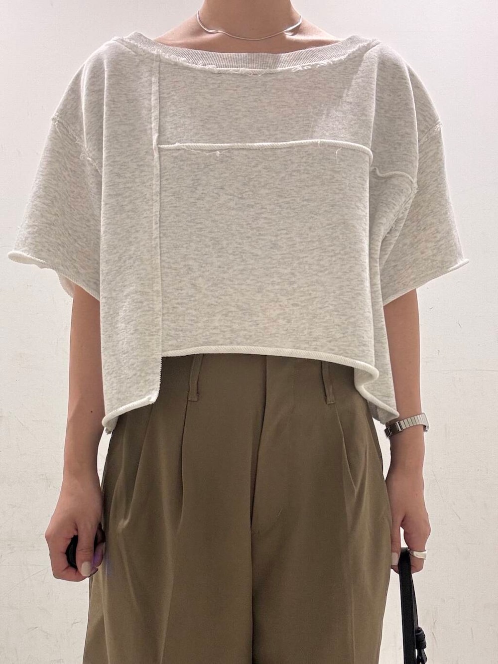 ブラック系のショルダーバッグ、ベージュ系のその他パンツ、ベージュ系のTシャツ/カットソーを着用したレディースの夏コーディネートの4枚目の写真