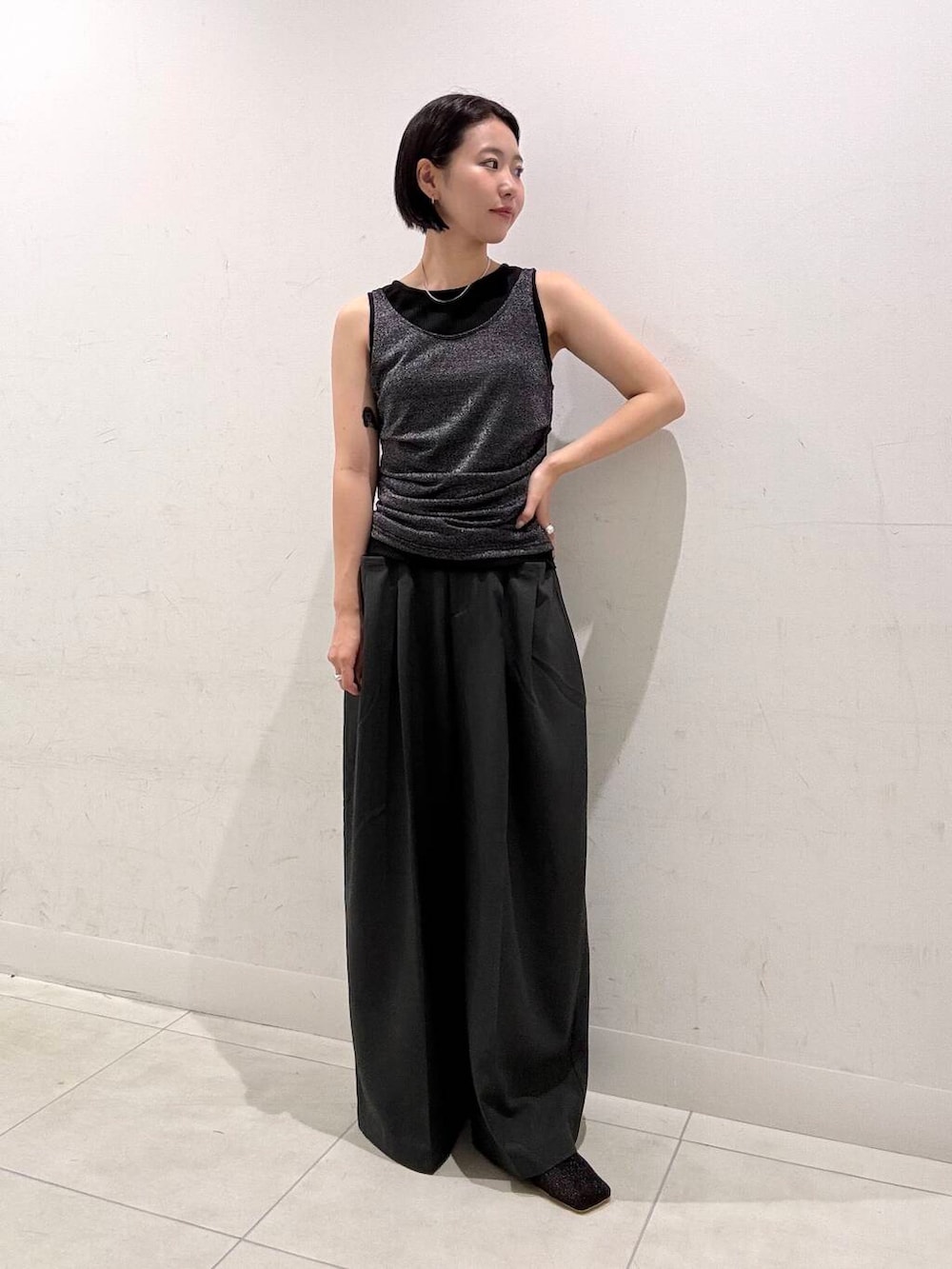 ブラック系のその他シューズ、グレー系のその他パンツ、ブラック系のタンクトップを着用したレディースの夏コーディネートの2枚目の写真