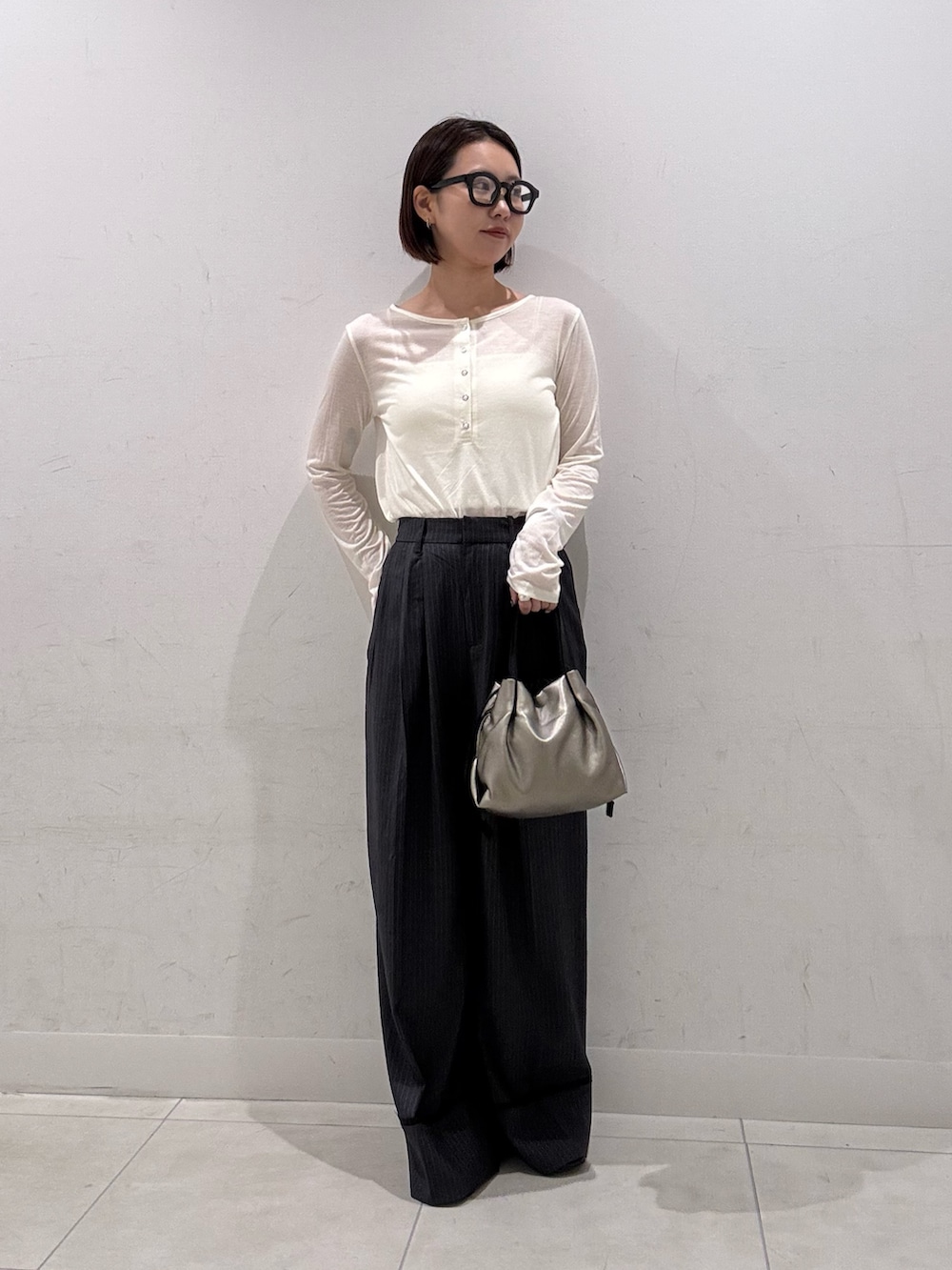 ホワイト系のキャミソール、グレー系のその他パンツ、ホワイト系のTシャツ/カットソーを着用したレディースの夏コーディネートの2枚目の写真