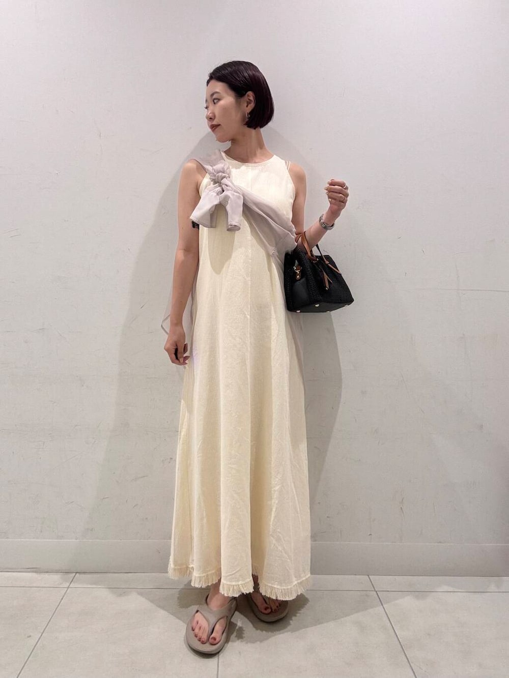 ホワイト系のキャミソール、ブラック系のトートバッグ、ピンク系のシャツ/ブラウスを着用したレディースの夏コーディネートの2枚目の写真