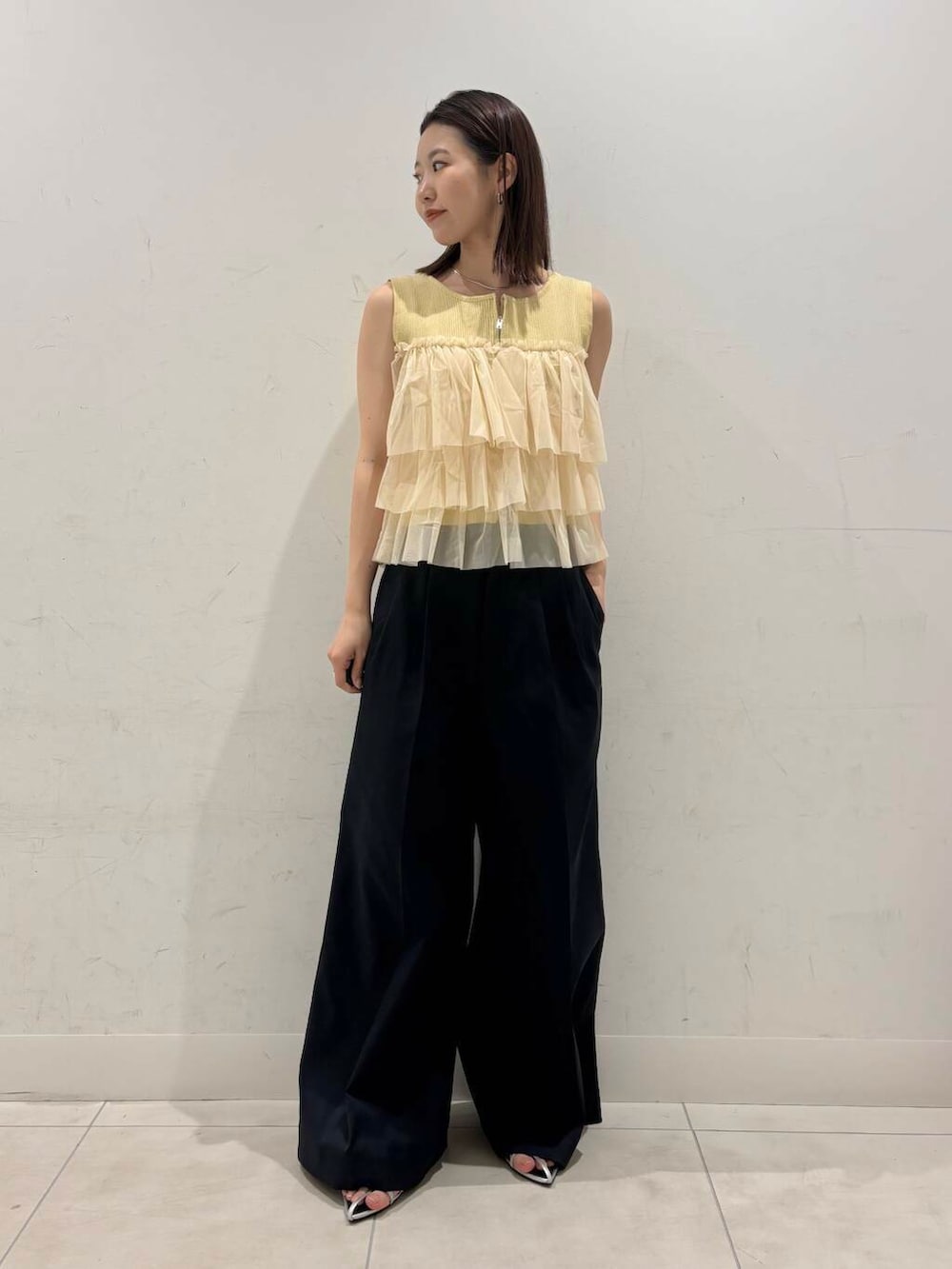 シルバー系のサンダル、ブルー系のその他パンツ、イエロー系のニット/セーターを着用したレディースの春コーディネートの3枚目の写真