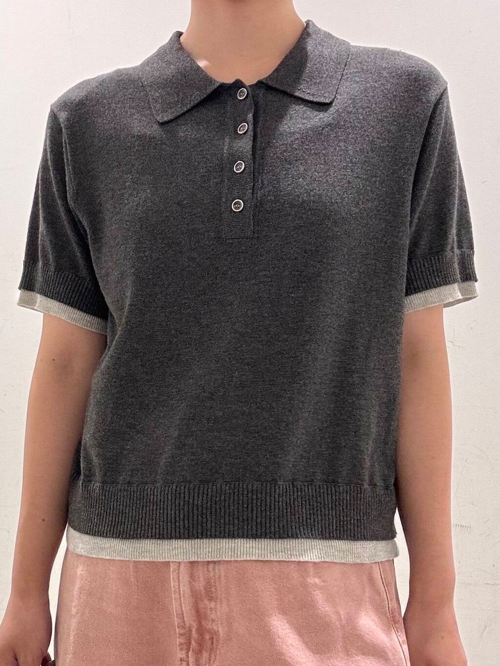 ホワイト系のハンドバッグ、ピンク系のデニムパンツ、ブラック系のサンダルを着用したレディースの夏コーディネートの4枚目の写真