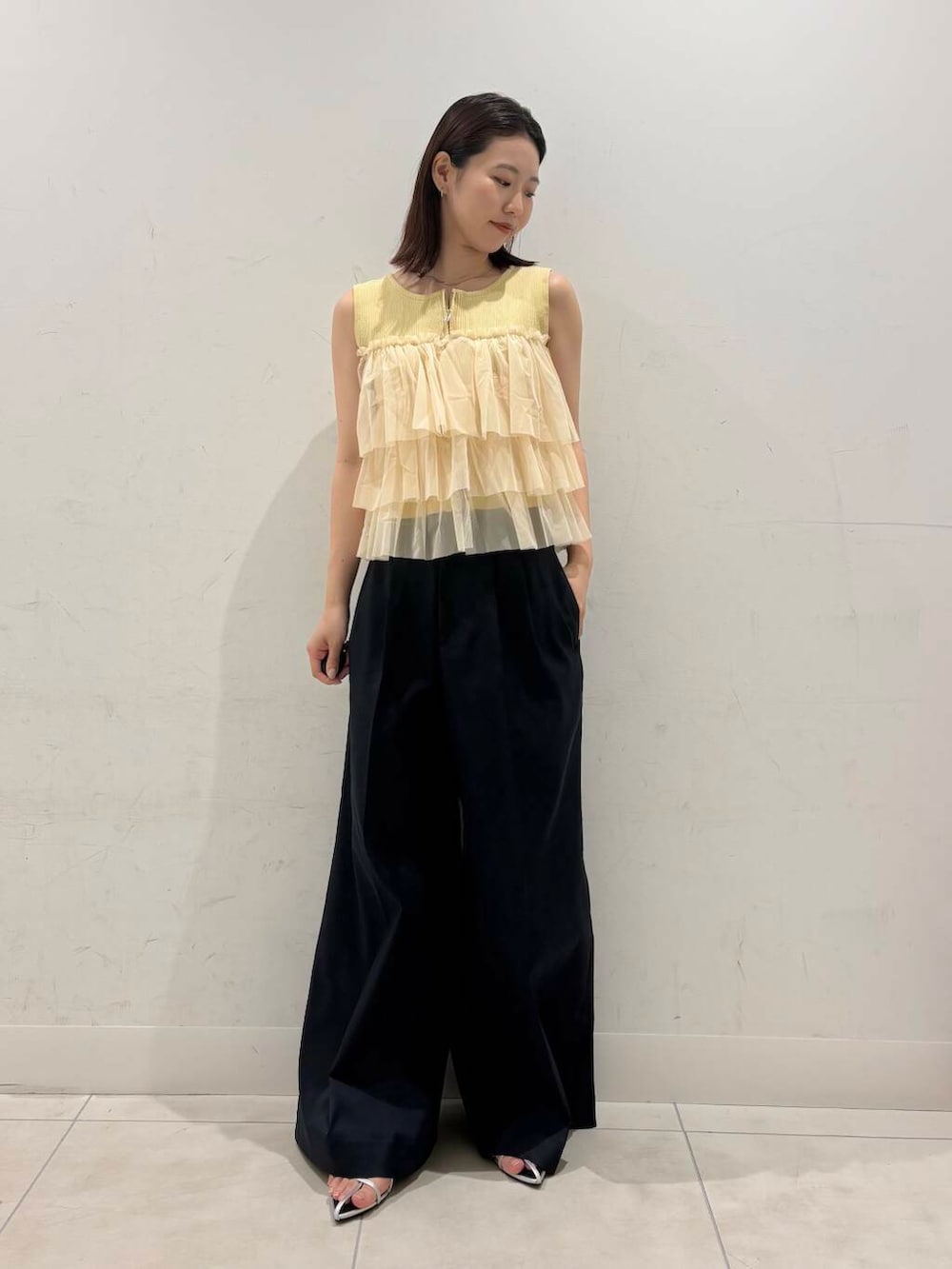 シルバー系のサンダル、ブルー系のその他パンツ、イエロー系のニット/セーターを着用したレディースの春コーディネートの2枚目の写真