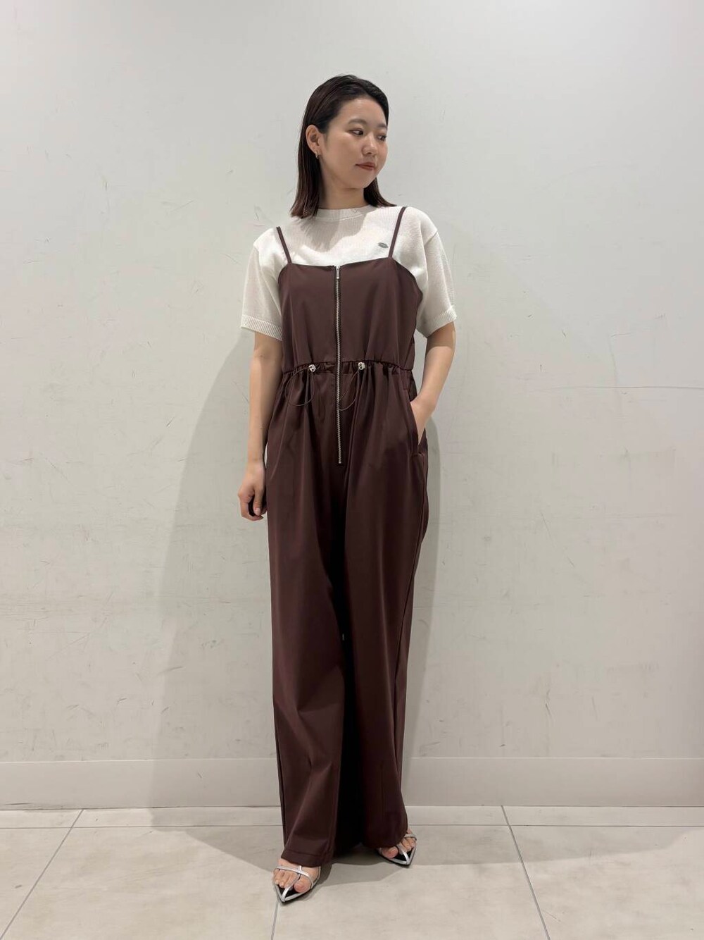 シルバー系のサンダル、ベージュ系のその他アウター、ホワイト系のニット/セーターを着用したレディースの春コーディネートの2枚目の写真