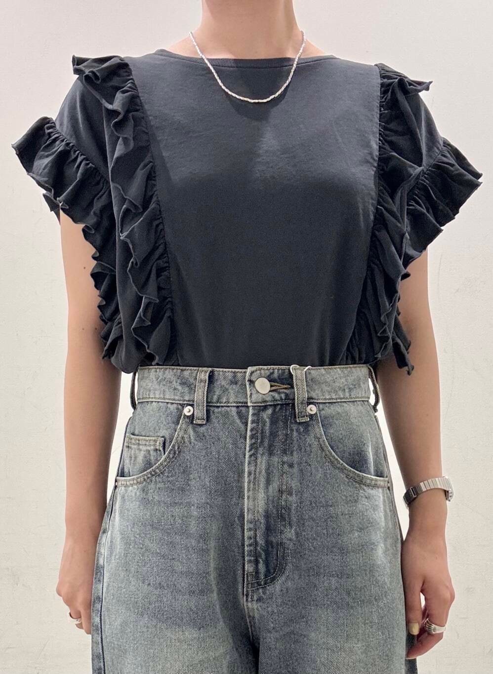 ベージュ系のトートバッグ、ブルー系のデニムパンツ、グレー系のTシャツ/カットソーを着用したレディースの夏コーディネートの4枚目の写真