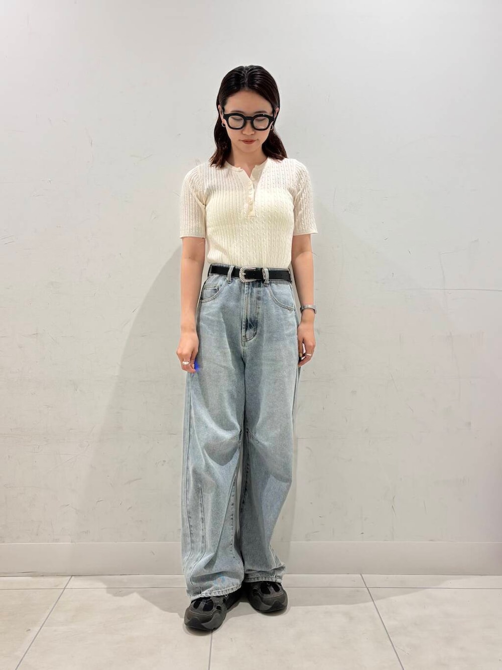 ホワイト系のキャミソール、ブルー系のデニムパンツ、ホワイト系のニット/セーターを着用したレディースの夏コーディネートの2枚目の写真