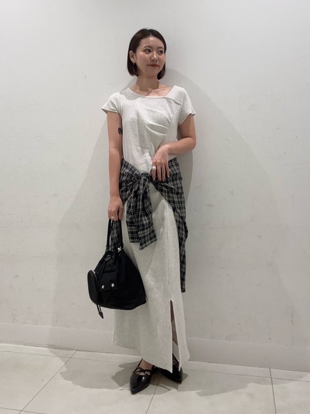 ブラック系のシャツ/ブラウス、ベージュ系のワンピースを着用したレディースの夏コーディネートの3枚目の写真