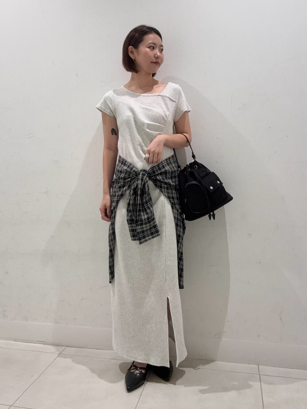 ブラック系のシャツ/ブラウス、ベージュ系のワンピースを着用したレディースの夏コーディネートの2枚目の写真