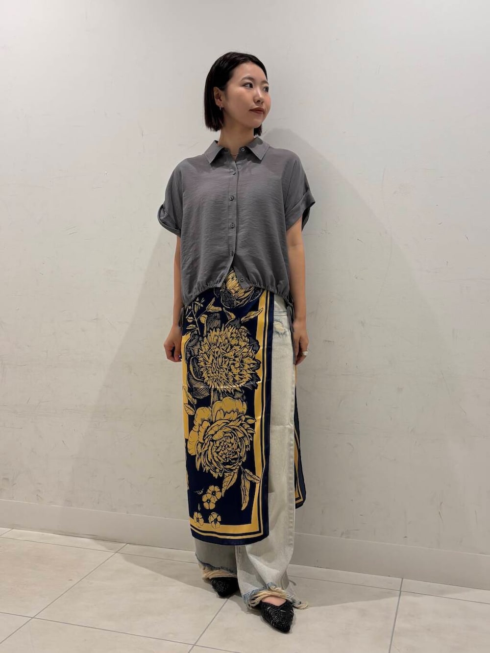 ブラック系のサンダル、グレー系のシャツ/ブラウス、ブルー系のデニムパンツを着用したレディースの夏コーディネートの3枚目の写真