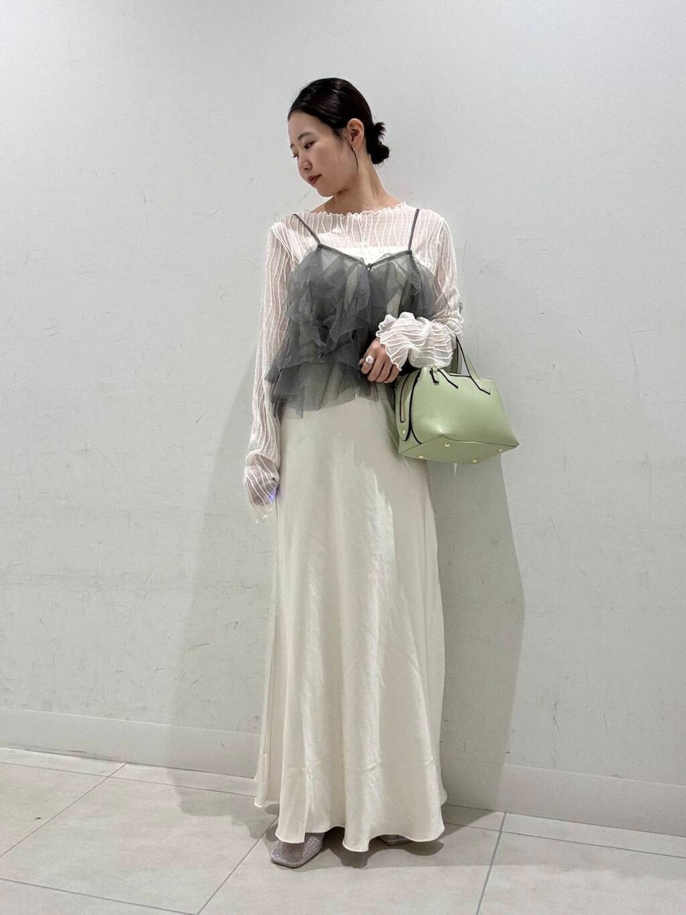 ホワイト系のスカート、ホワイト系のキャミソール、グレー系のその他トップスを着用したレディースの春コーディネートの3枚目の写真