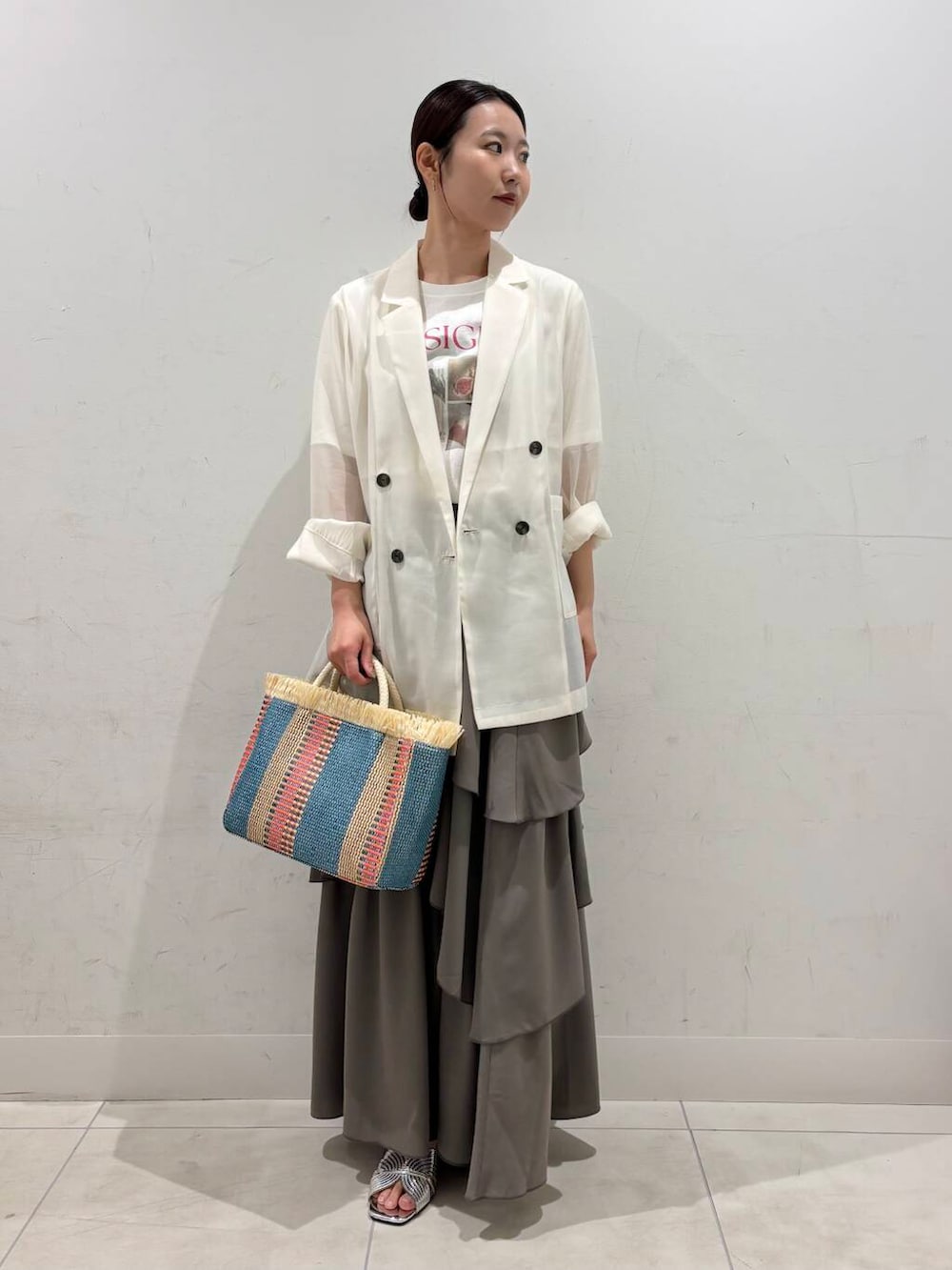 シルバー系のサンダル、ブラウン系のスカート、その他のTシャツ/カットソーを着用したレディースの春コーディネートの3枚目の写真