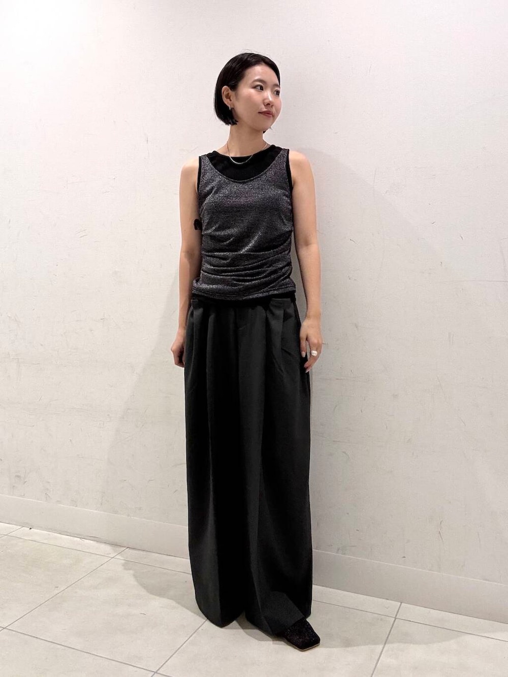 ブラック系のその他シューズ、グレー系のその他パンツ、ブラック系のタンクトップを着用したレディースの夏コーディネートの3枚目の写真