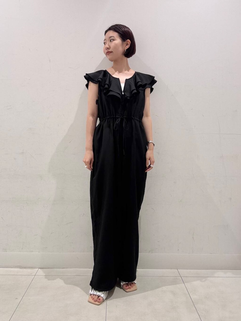 ホワイト系のキャミソール、シルバー系のサンダル、ブラック系のサロペット/オーバーオールを着用したレディースの夏コーディネートの3枚目の写真