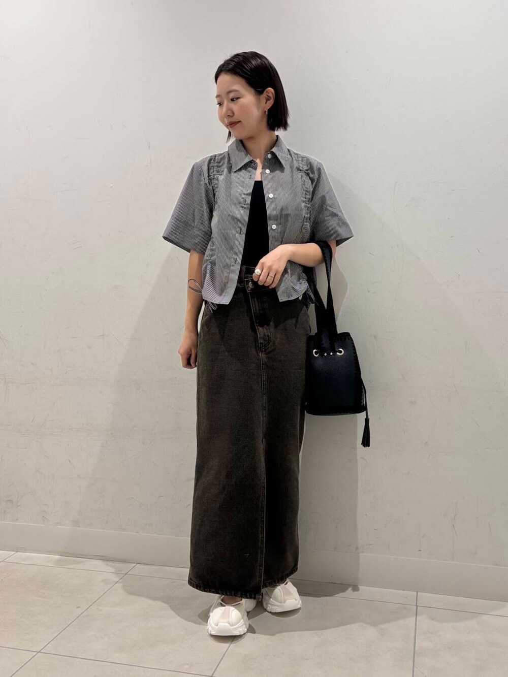 ブラック系のキャミソール、ホワイト系のスニーカー、グレー系のシャツ/ブラウスを着用したレディースの夏コーディネートの2枚目の写真