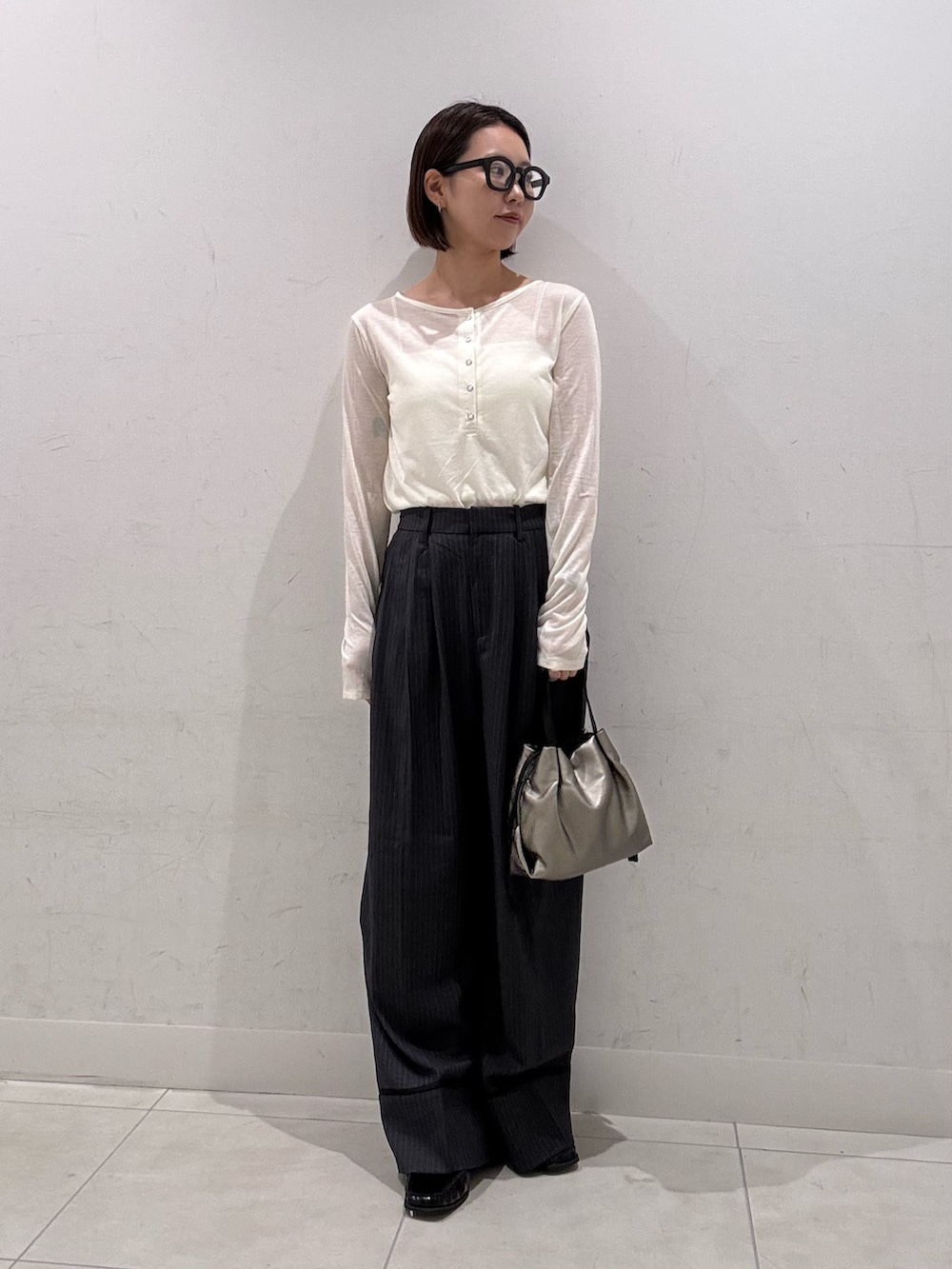 ホワイト系のキャミソール、グレー系のその他パンツ、ホワイト系のTシャツ/カットソーを着用したレディースの夏コーディネートの3枚目の写真