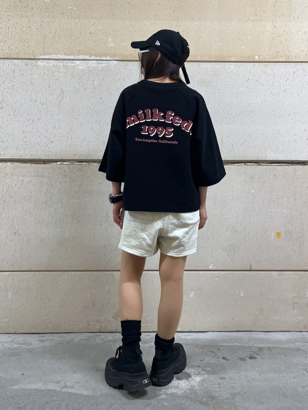 ベージュ系のスウェットパンツを着用したレディースの春コーディネートの3枚目の写真