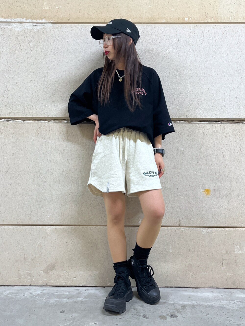 ベージュ系のスウェットパンツを着用したレディースの春コーディネートの2枚目の写真