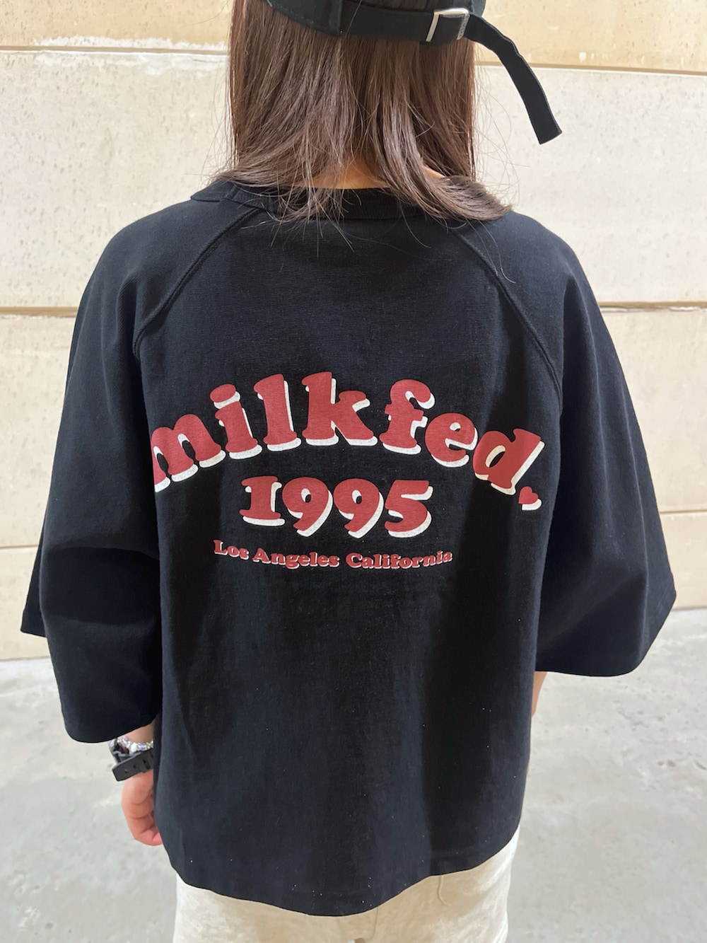 ベージュ系のスウェットパンツを着用したレディースの春コーディネートの4枚目の写真