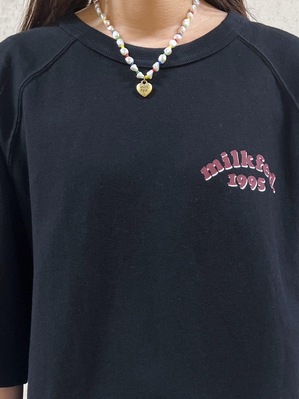 ベージュ系のスウェットパンツを着用したレディースの春コーディネートの5枚目の写真