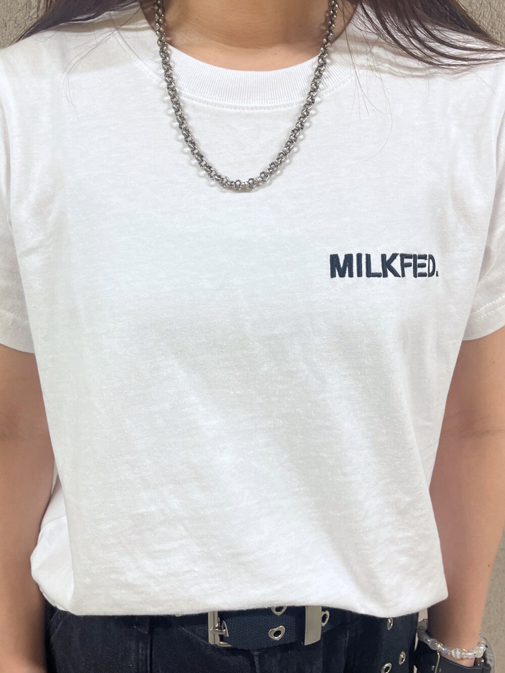 ブラック系のカーゴパンツ、ホワイト系のTシャツ/カットソー、ブラック系のキャップを着用したレディースの春コーディネートの3枚目の写真