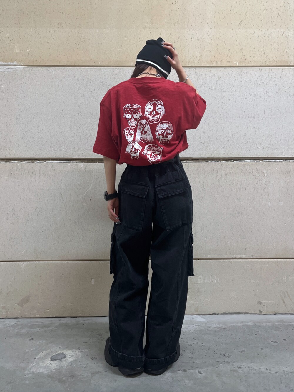 ブラック系のカーゴパンツ、レッド系のTシャツ/カットソー、ブラック系のニットキャップ/ビーニーを着用したレディースの春コーディネートの3枚目の写真