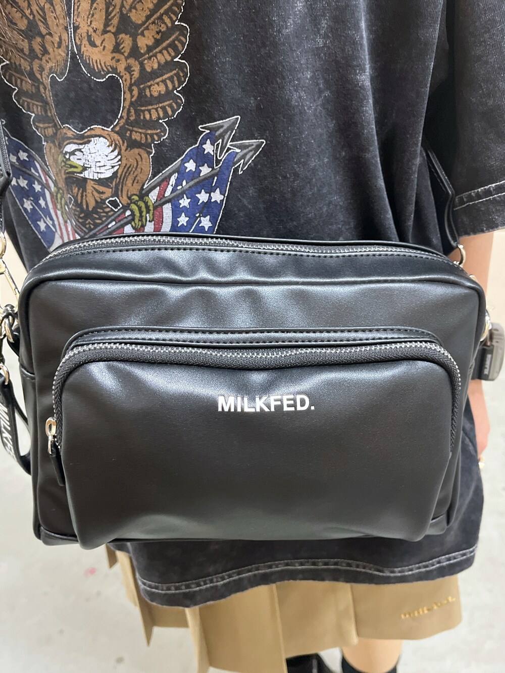 ベージュ系のスカート、グレー系のTシャツ/カットソー、ブラック系のショルダーバッグを着用したレディースの春コーディネートの4枚目の写真