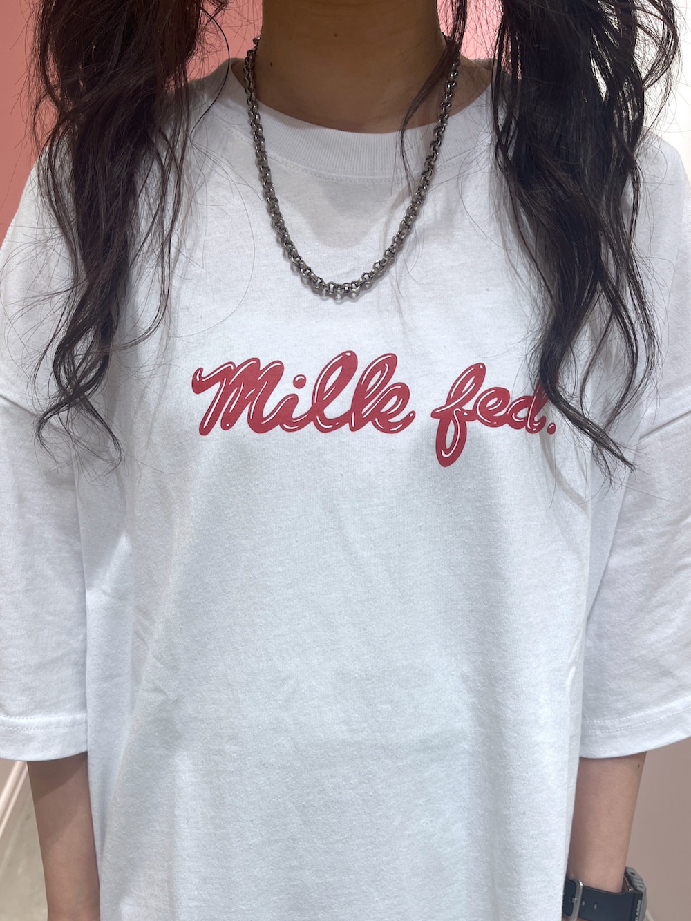 ブラック系のショルダーバッグ、ホワイト系のTシャツ/カットソー、イエロー系のカーディガン/ボレロを着用したレディースの春コーディネートの5枚目の写真