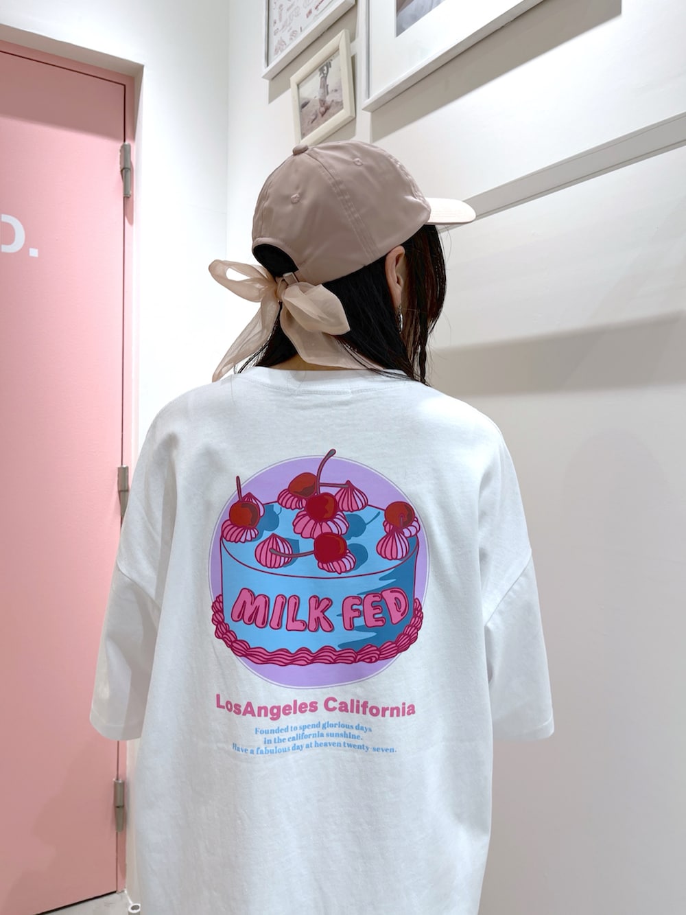 ホワイト系のTシャツ/カットソー、ピンク系のその他パンツ、ホワイト系のスニーカーを着用したレディースの春コーディネートの2枚目の写真
