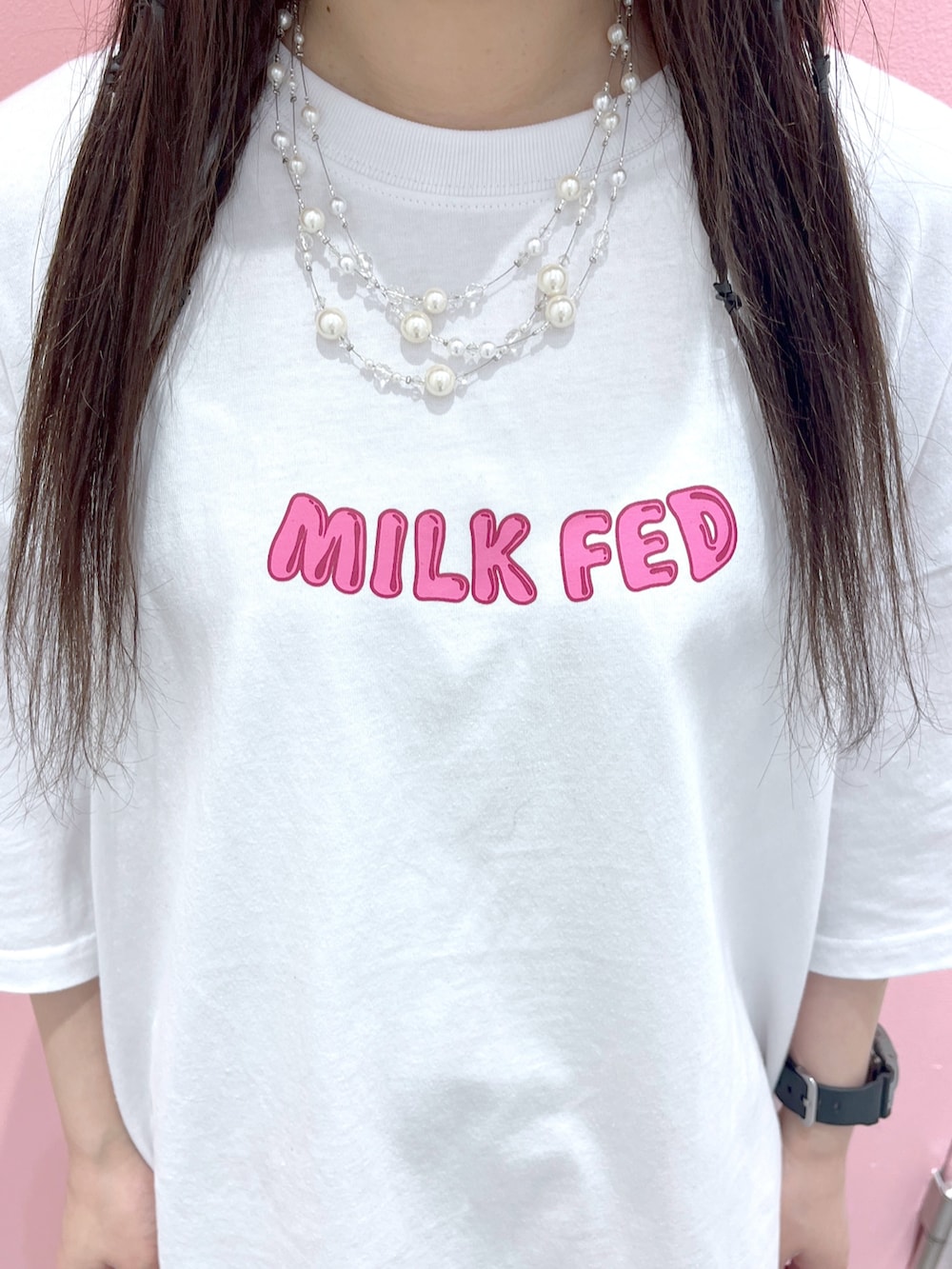 ホワイト系のTシャツ/カットソー、ピンク系のその他パンツ、ホワイト系のスニーカーを着用したレディースの春コーディネートの4枚目の写真