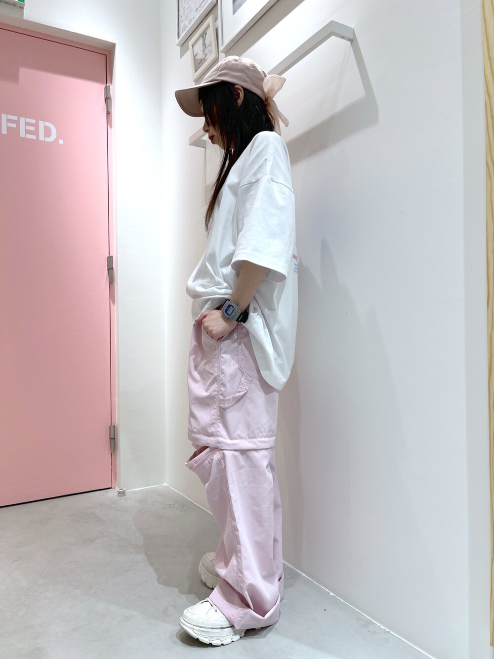 ホワイト系のTシャツ/カットソー、ピンク系のその他パンツ、ホワイト系のスニーカーを着用したレディースの春コーディネートの3枚目の写真