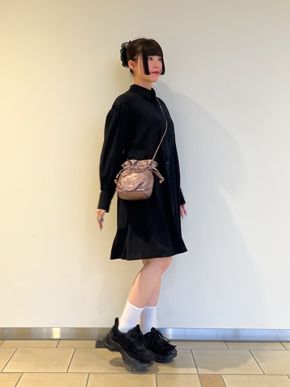 ブラック系のチュニック、シルバー系のショルダーバッグを着用したレディースの秋コーディネートの3枚目の写真