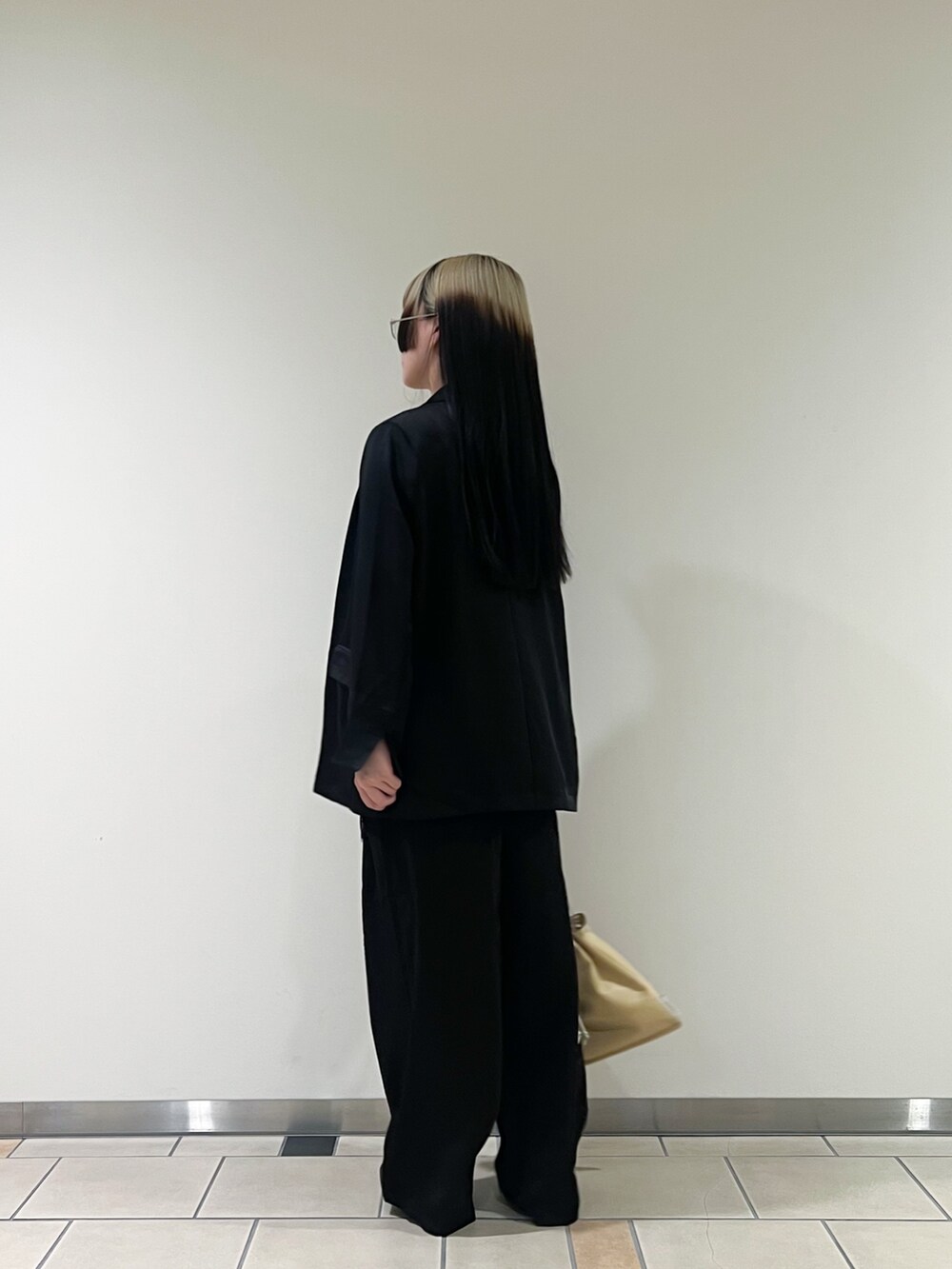 ブラック系のその他パンツ、ブラウン系のその他アウター、ブラック系のキャミソールを着用したレディースの秋コーディネートの3枚目の写真