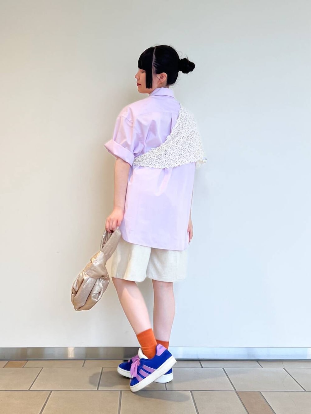 ベージュ系のその他パンツ、ゴールド系のハンドバッグ、ピンク系のシャツ/ブラウスを着用したレディースの夏コーディネートの2枚目の写真