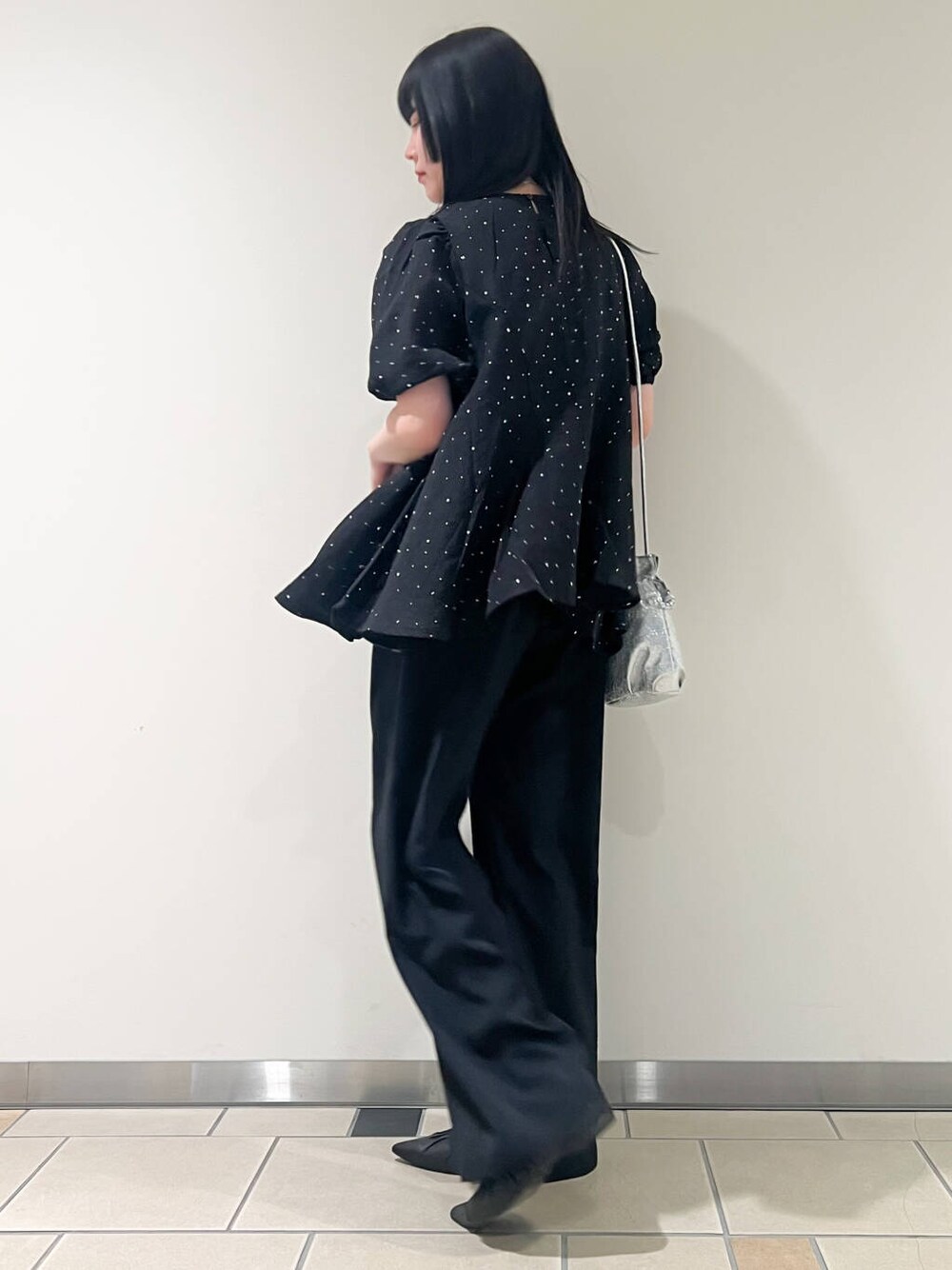 シルバー系のショルダーバッグ、ブラック系のバレエシューズ、ブラック系のその他パンツを着用したレディースの春コーディネートの3枚目の写真